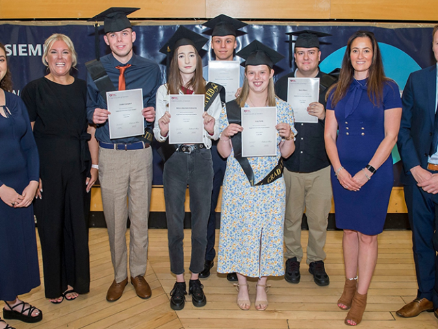 Young people graduate from Siemens Mobility workplace programme