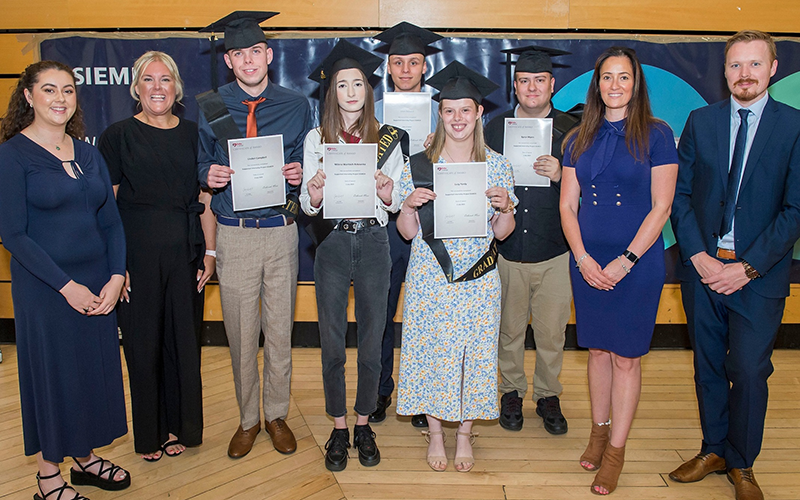 Young people graduate from Siemens Mobility workplace programme